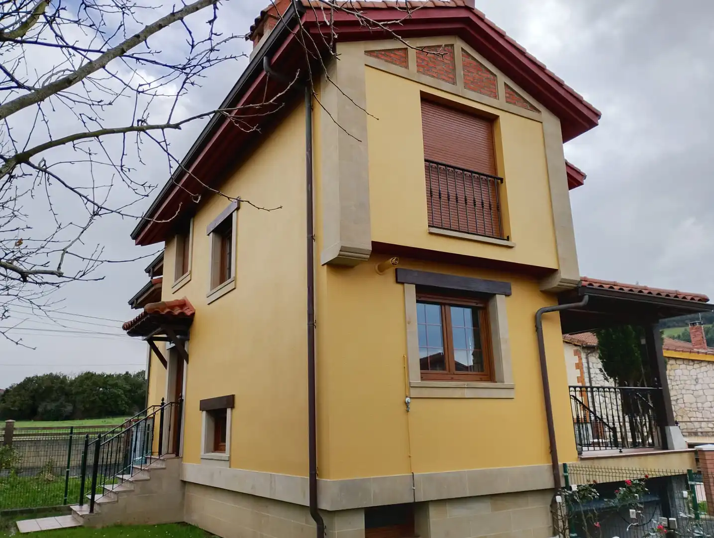 Vista exterior de Casa o chalet en venta en Castro-Urdiales con Calefacción, Jardín privado y Terraza
