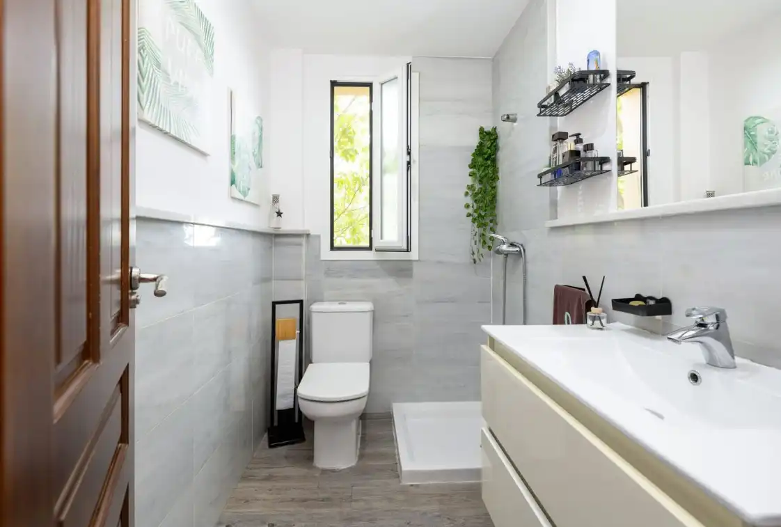 Baño de Casa o chalet en venta en La Zubia con Aire acondicionado, Calefacción y Jardín privado