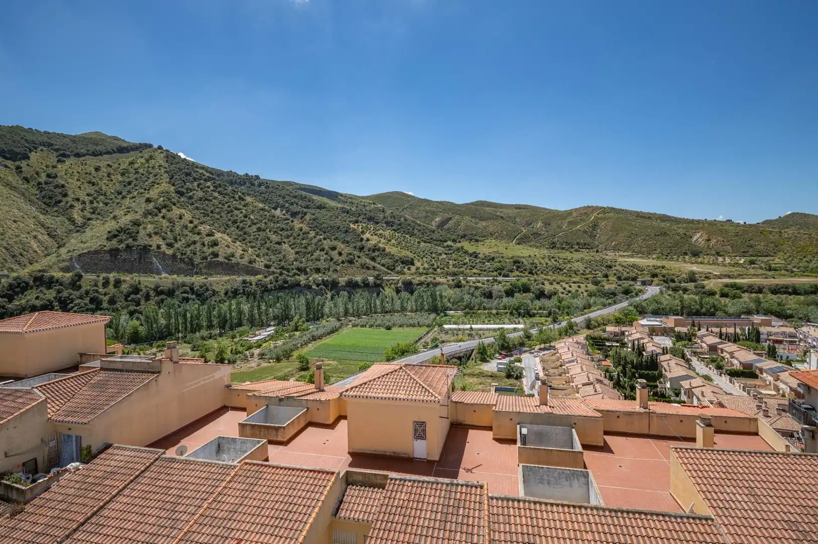 Vista exterior de Pis en venda en Cenes de la Vega amb Calefacció, Balcó i Piscina comunitària