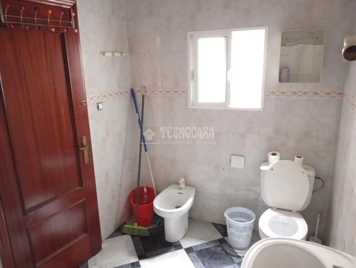 Baño de Casa adosada en venta en Sevilla con Aire acondicionado