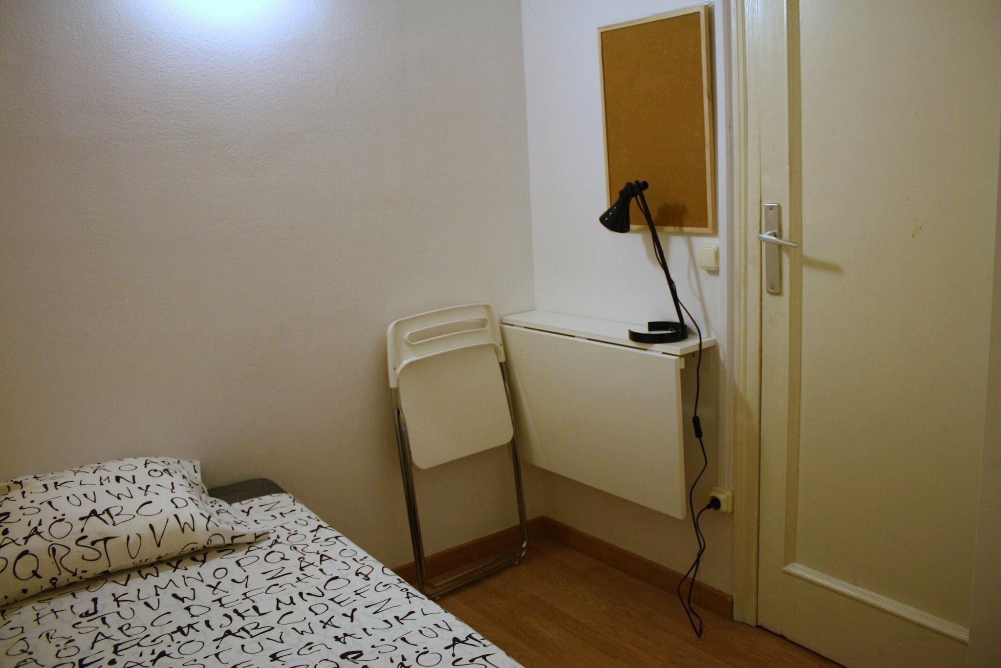 Bedroom of Flat to share in  Barcelona Capital  with Heating, Furnished and Washing machine