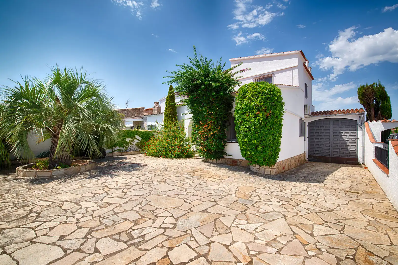 Garden of Houses for sale in Empuriabrava  with Air Conditioner and Private garden