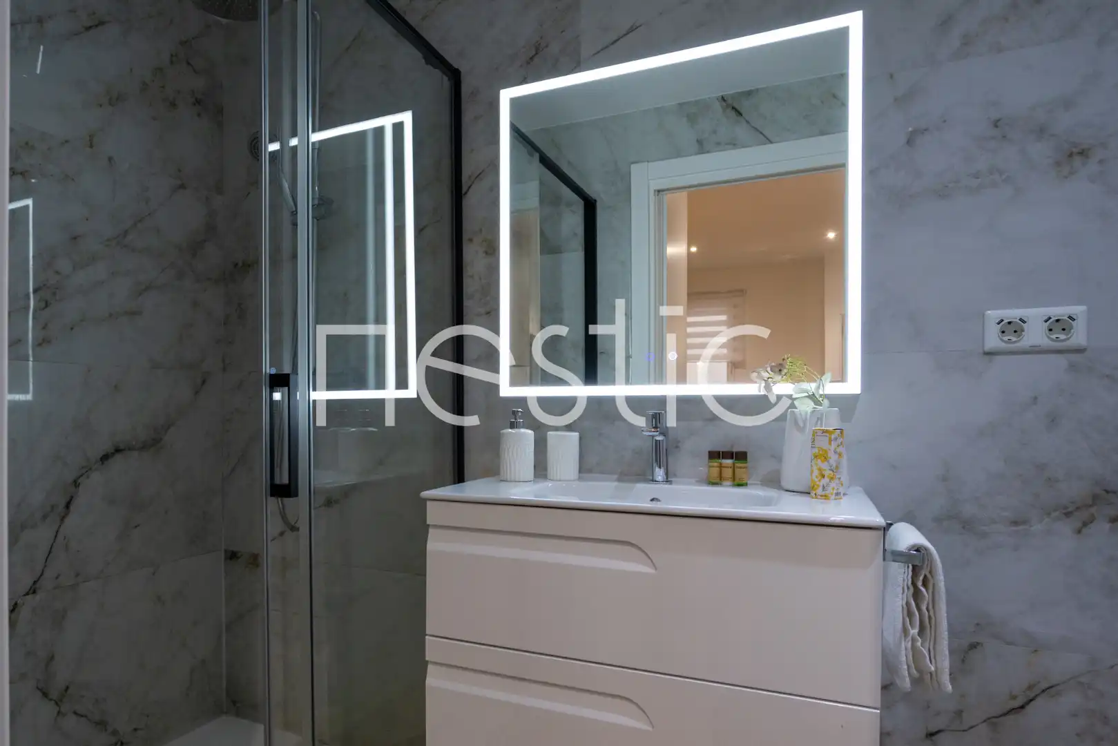 Bany de Apartament de lloguer en Madrid amb Aire condicionat, Calefacció i Moblat
