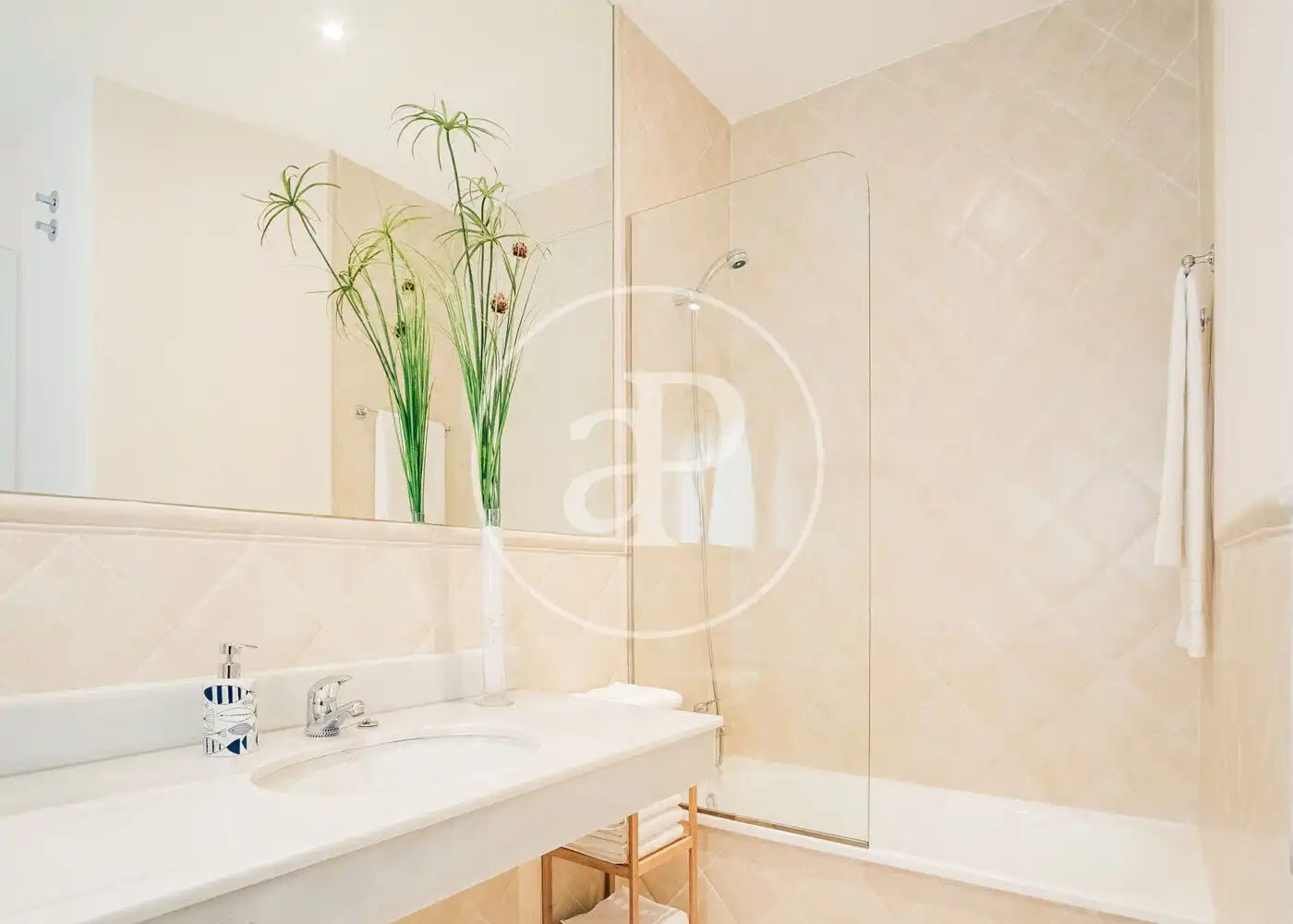 Attic for rent in C. de los Caños del Peral, Palacio