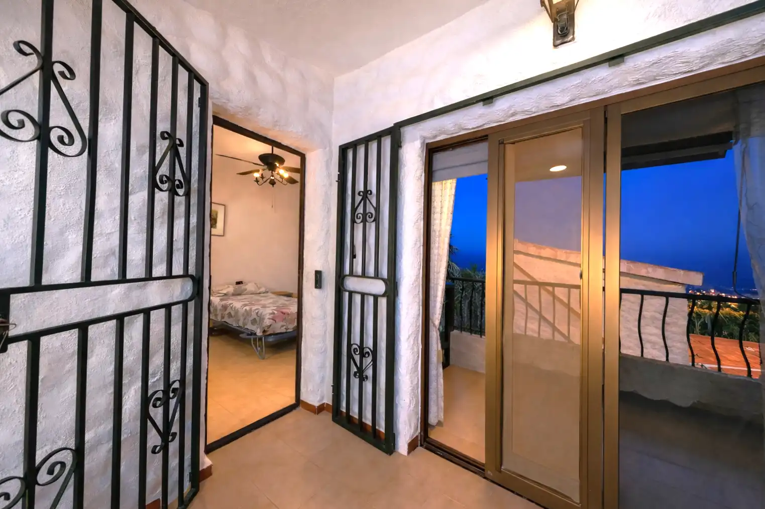 Einfamilien-Reihenhaus zum Verkauf in Adeje mit Privatgarten, Terrasse und Möbliert