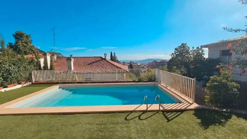 Piscina de Casa o xalet en venda en Barcelona amb Aire condicionat, Calefacció i Jardí privat