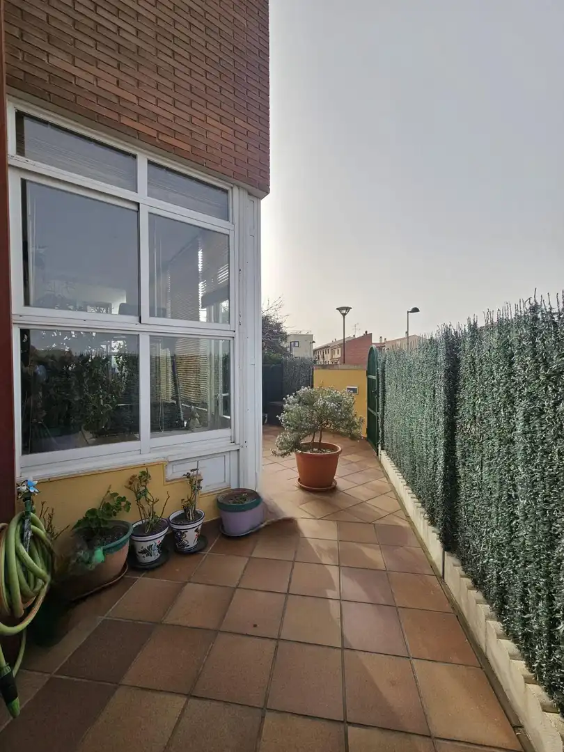 Terrassa de Casa adosada en venda en Villamayor amb Calefacció, Parquet i Traster