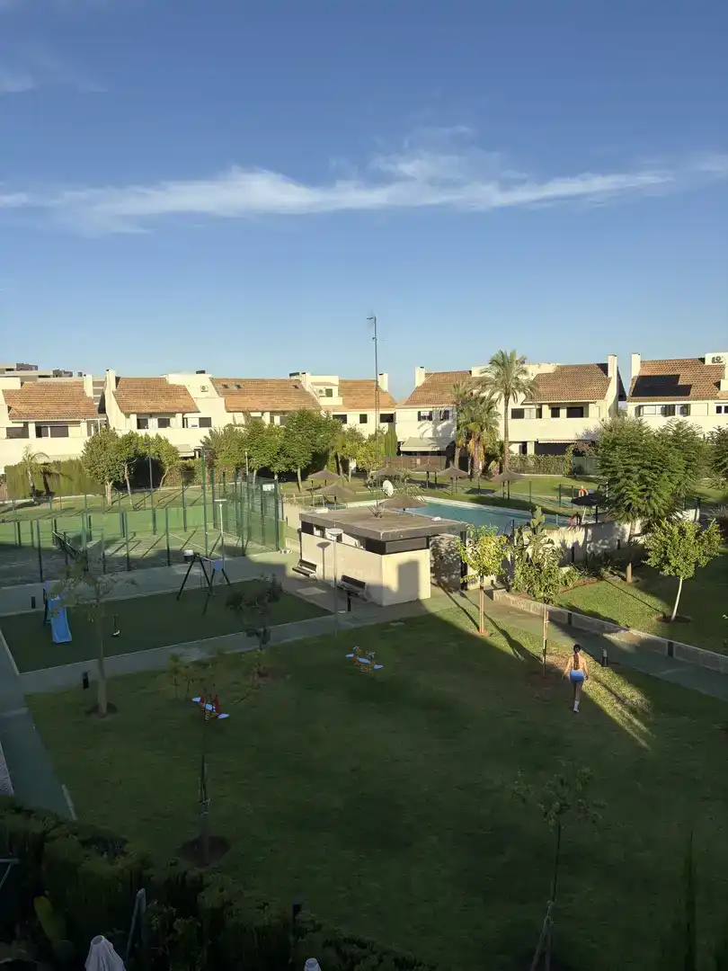 Vista exterior de Casa adosada en venta en Bormujos con Aire acondicionado, Piscina y Balcón