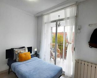 Bedroom of Flat to share in  Madrid Capital  with Heating, Washing machine and Internet