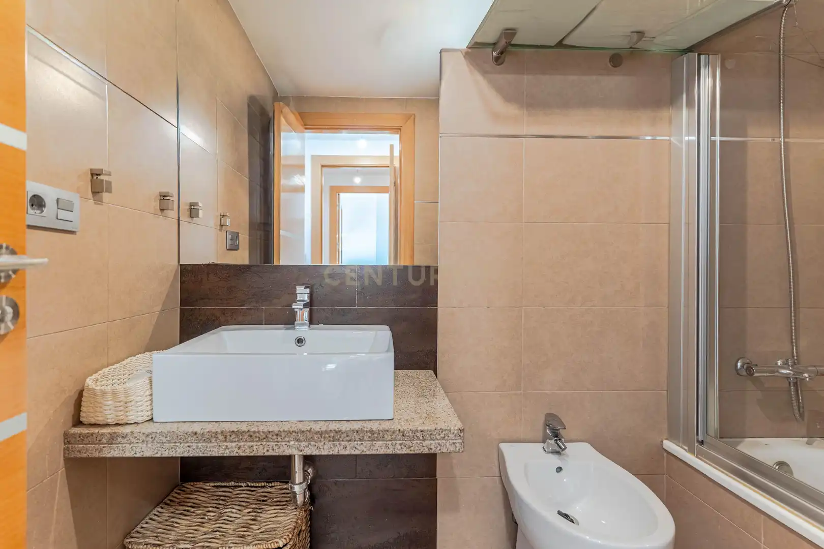 Bany de Apartament en venda en Granada amb Aire condicionat, Traster i Piscina