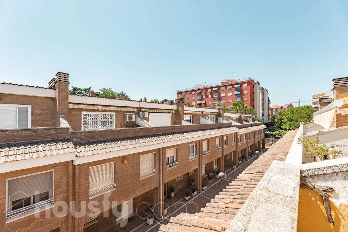 Vista exterior de Casa o chalet en venta en Sant Cugat del Vallès con Calefacción, Jardín privado y Parquet