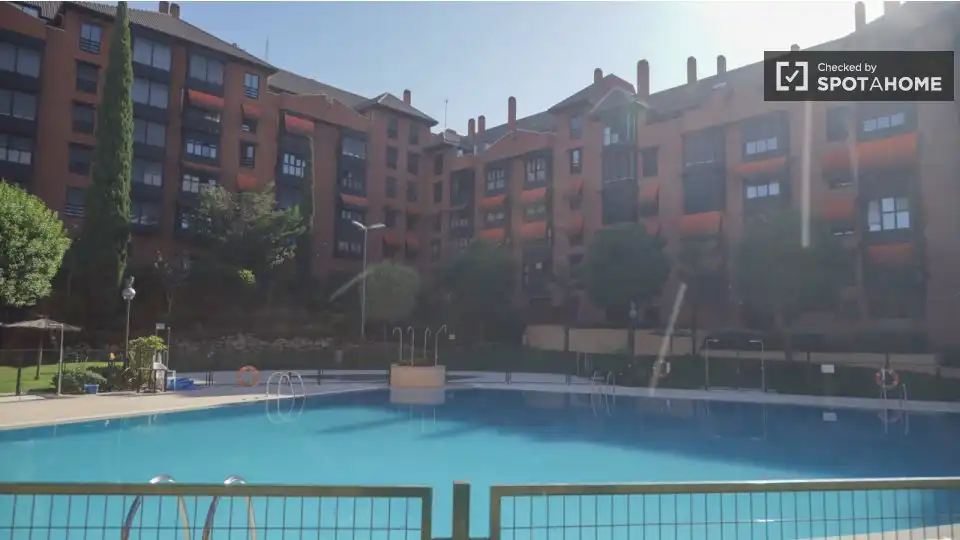 Piscina de Pis per a compartir en Madrid amb Aire condicionat, Calefacció i Terrassa
