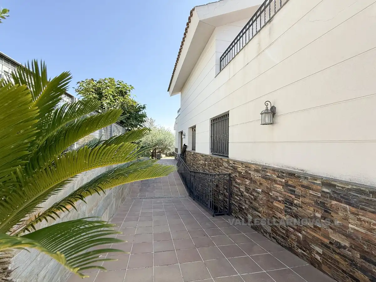Vista exterior de Casa o xalet en venda en Lliçà de Vall amb Aire condicionat, Calefacció i Jardí privat