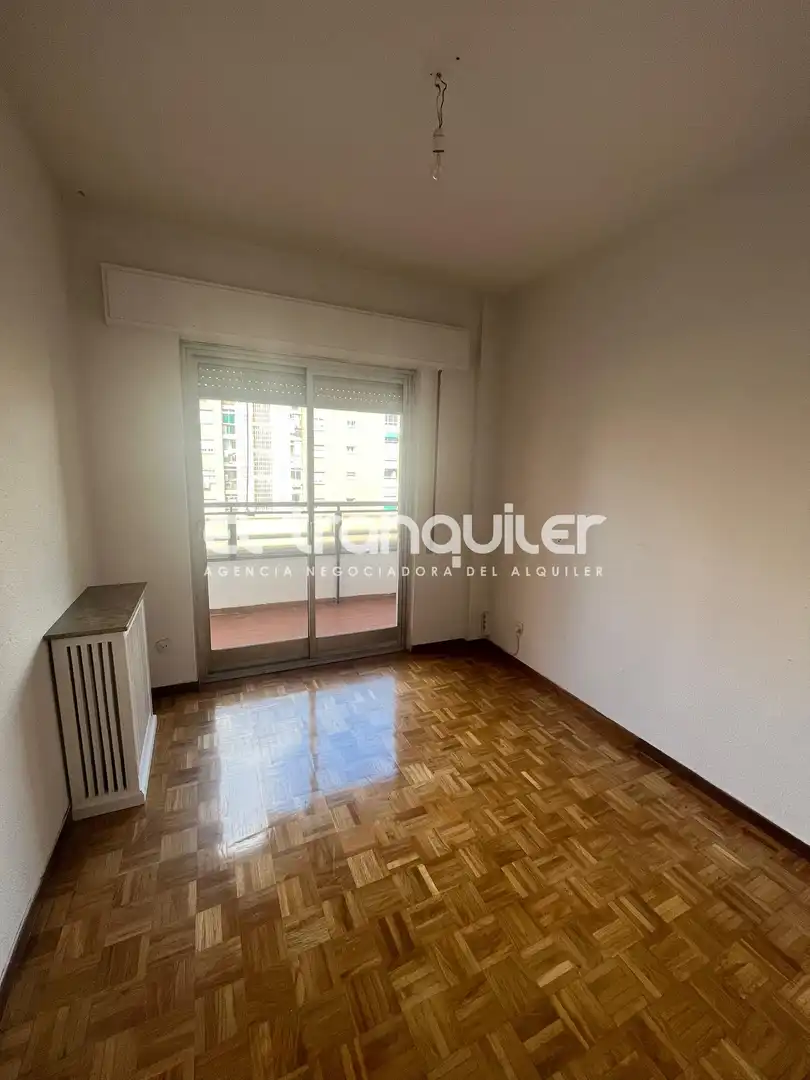 Bedroom of Flat for rent in Madrid  with Parquet flooring, Terrace and Washing machine