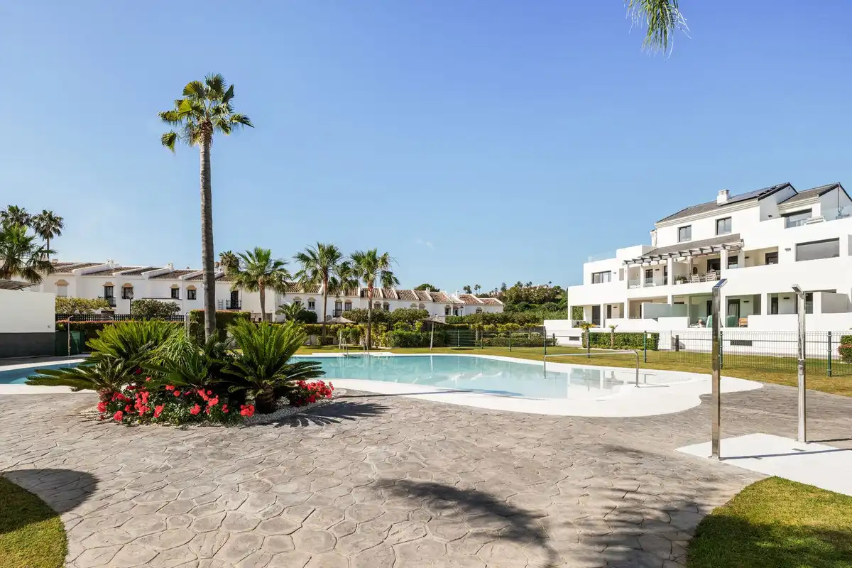 Jardí de Dúplex en venda en Estepona amb Aire condicionat, Terrassa i Piscina comunitària