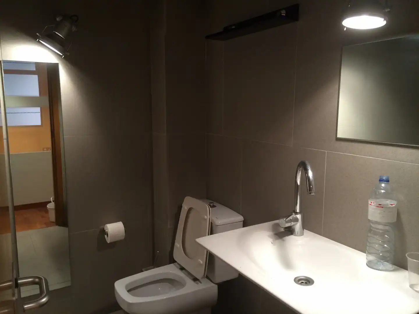 Bany de Oficina de lloguer en A Coruña Capital  amb Aire condicionat
