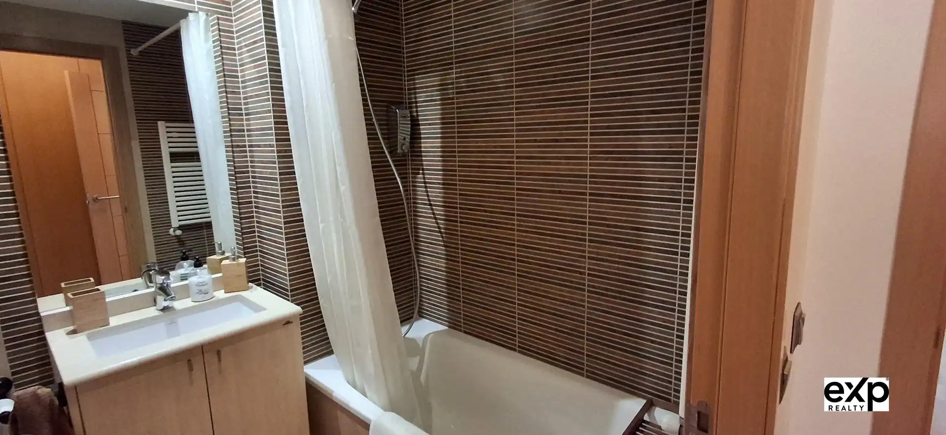 Bathroom of Apartments for rent in Madrid  with Air Conditioner, Heating and Private garden