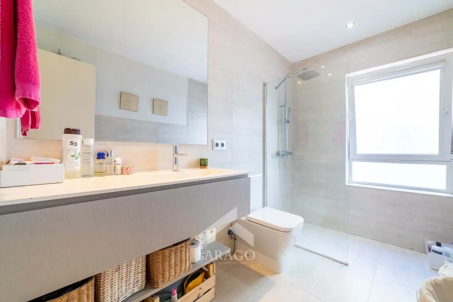 Baño de Piso en venta en Madrid con Calefacción, Trastero y Piscina