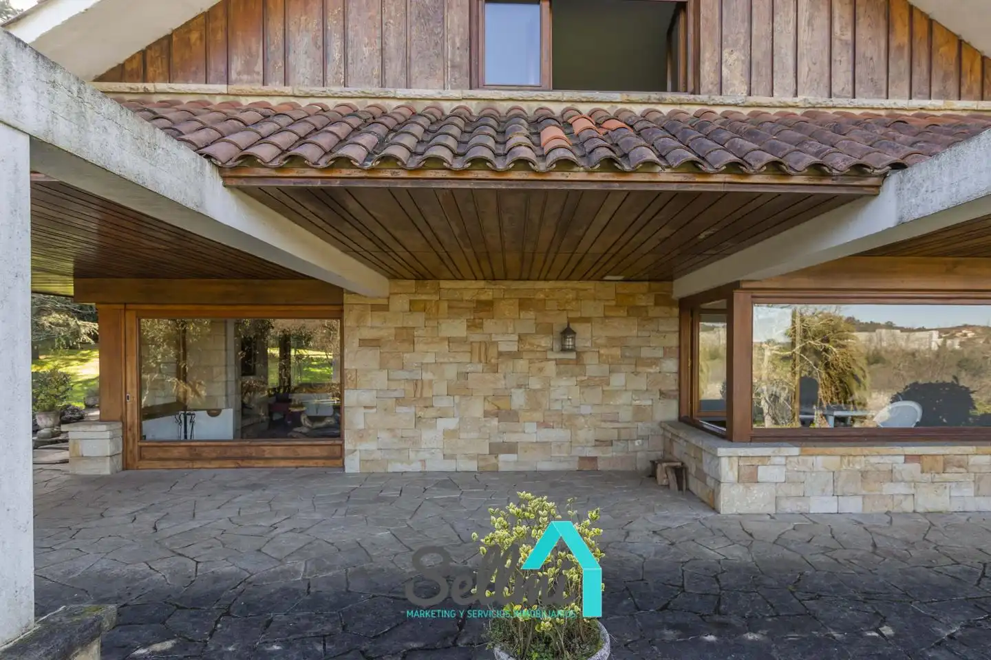 Vista exterior de Casa o xalet en venda en Gijón  amb Aire condicionat, Jardí privat i Parquet