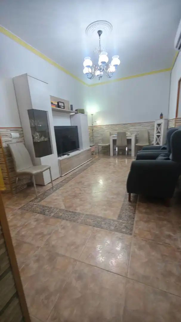 Sala d'estar de Casa adosada en venda en Roquetas de Mar amb Aire condicionat i Moblat