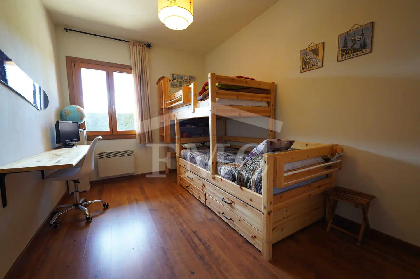 Schlafzimmer von Erdgeschoss zum Verkauf in Font-Romeu-Odeillo-Via mit Heizung, Privatgarten und Parkett