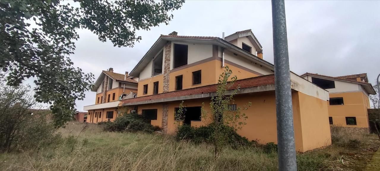 Vista exterior de Edifici en venda en Vega de Infanzones