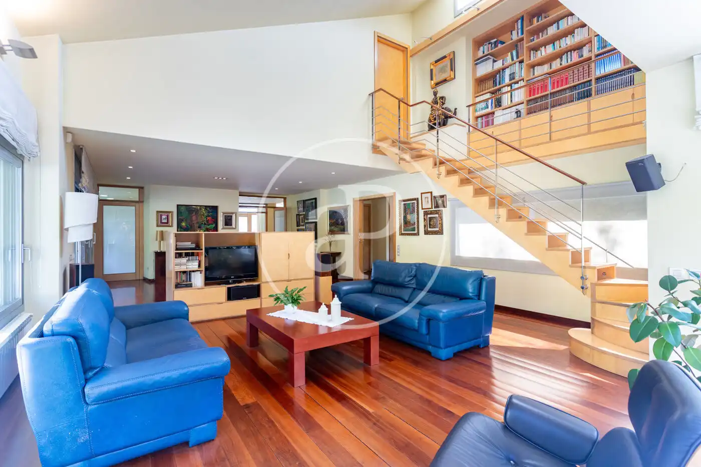 Sala d'estar de Casa o xalet en venda en Sant Cugat del Vallès amb Aire condicionat, Calefacció i Jardí privat
