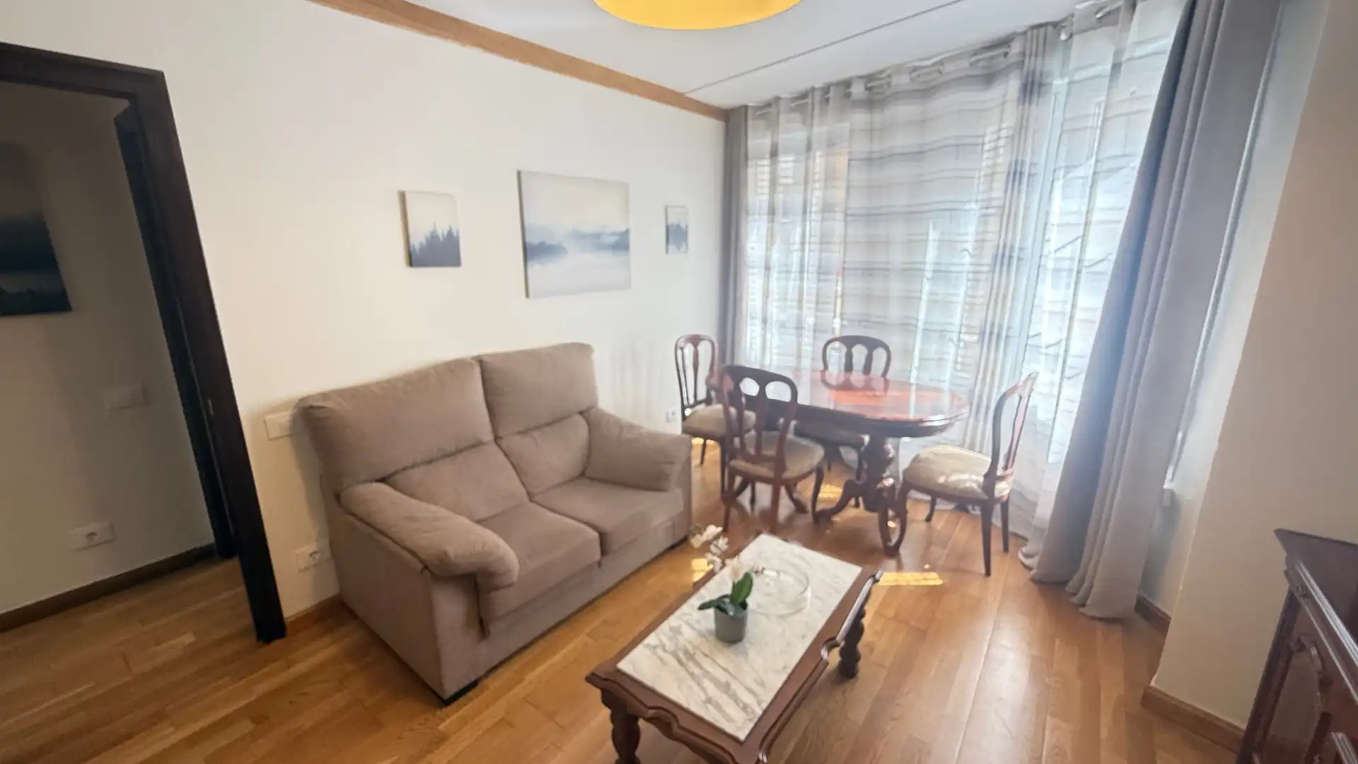 Sala d'estar de Pis de lloguer en Gijón  amb Calefacció, Parquet i Moblat