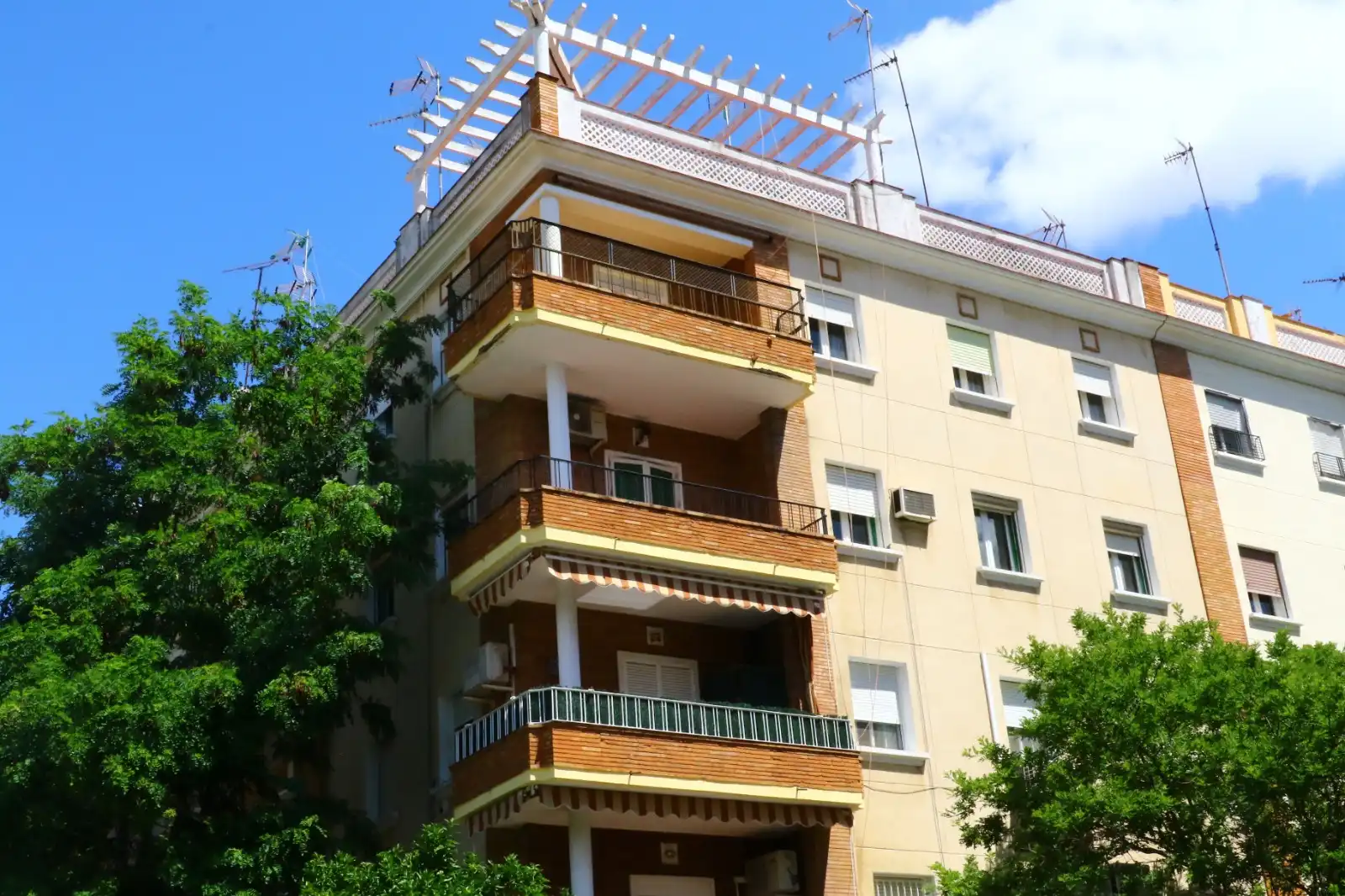 Vista exterior de Piso en venta en Sevilla con Terraza y Balcón