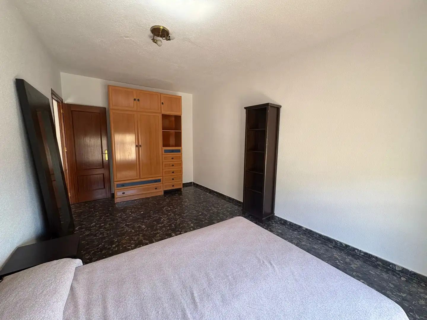 Schlafzimmer von Wohnung zum Verkauf in Loja mit Möbliert, Ofen und Waschmaschine