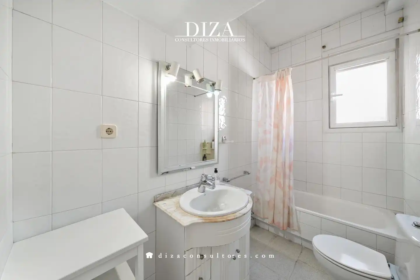 Bathroom of Attic for sale in Madrid  with Air Conditioner, Heating and Parquet flooring