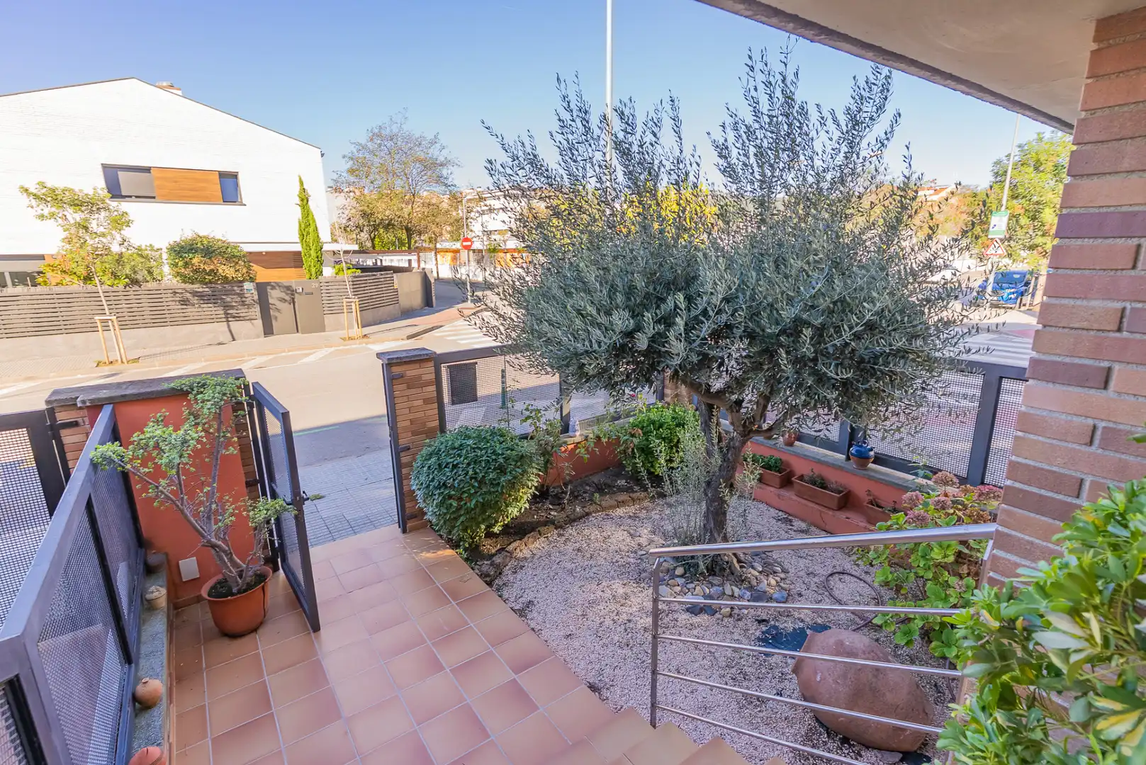 Casa pareada con jardín en venta en Carrer Illes Canàries, imagen 3