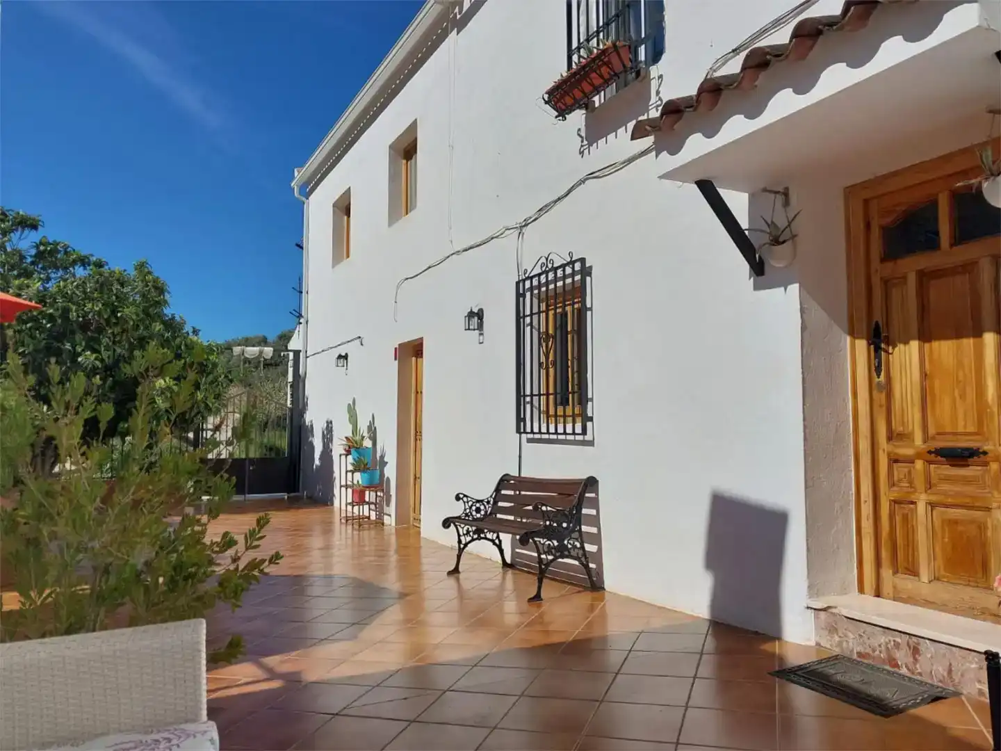 Vista exterior de Finca rústica en venda en Iznájar amb Aire condicionat, Piscina i Balcó
