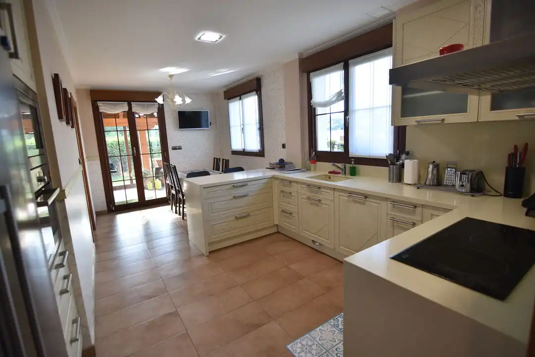 Cuina de Casa o xalet en venda en Ermua amb Calefacció, Jardí privat i Terrassa