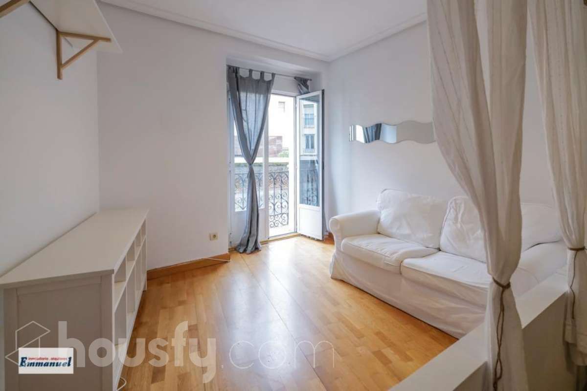 Living room of Flat to rent in  Madrid Capital  with Heating, Parquet flooring and Furnished