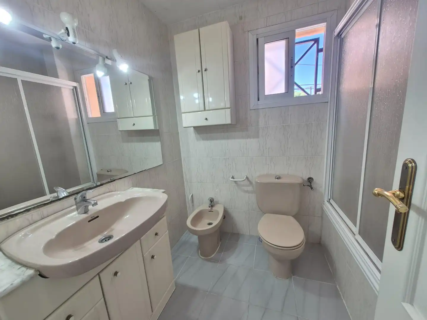 Baño de Casa adosada de alquiler en Manises con Aire acondicionado, Terraza y Amueblado