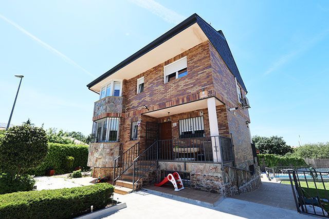 Vista exterior de Casa o chalet en venta en Colmenarejo con Calefacción, Jardín privado y Terraza