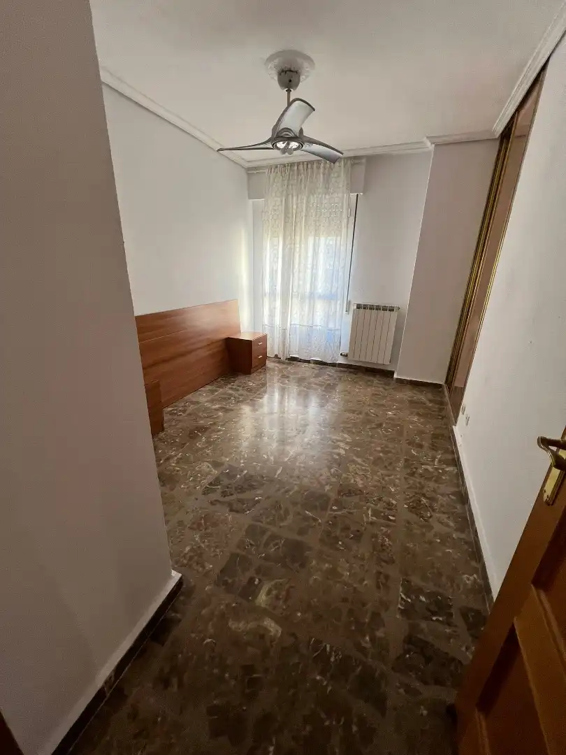 Schlafzimmer von Wohnung zur Miete in Zaragoza mit Heizung, Ofen und Waschmaschine