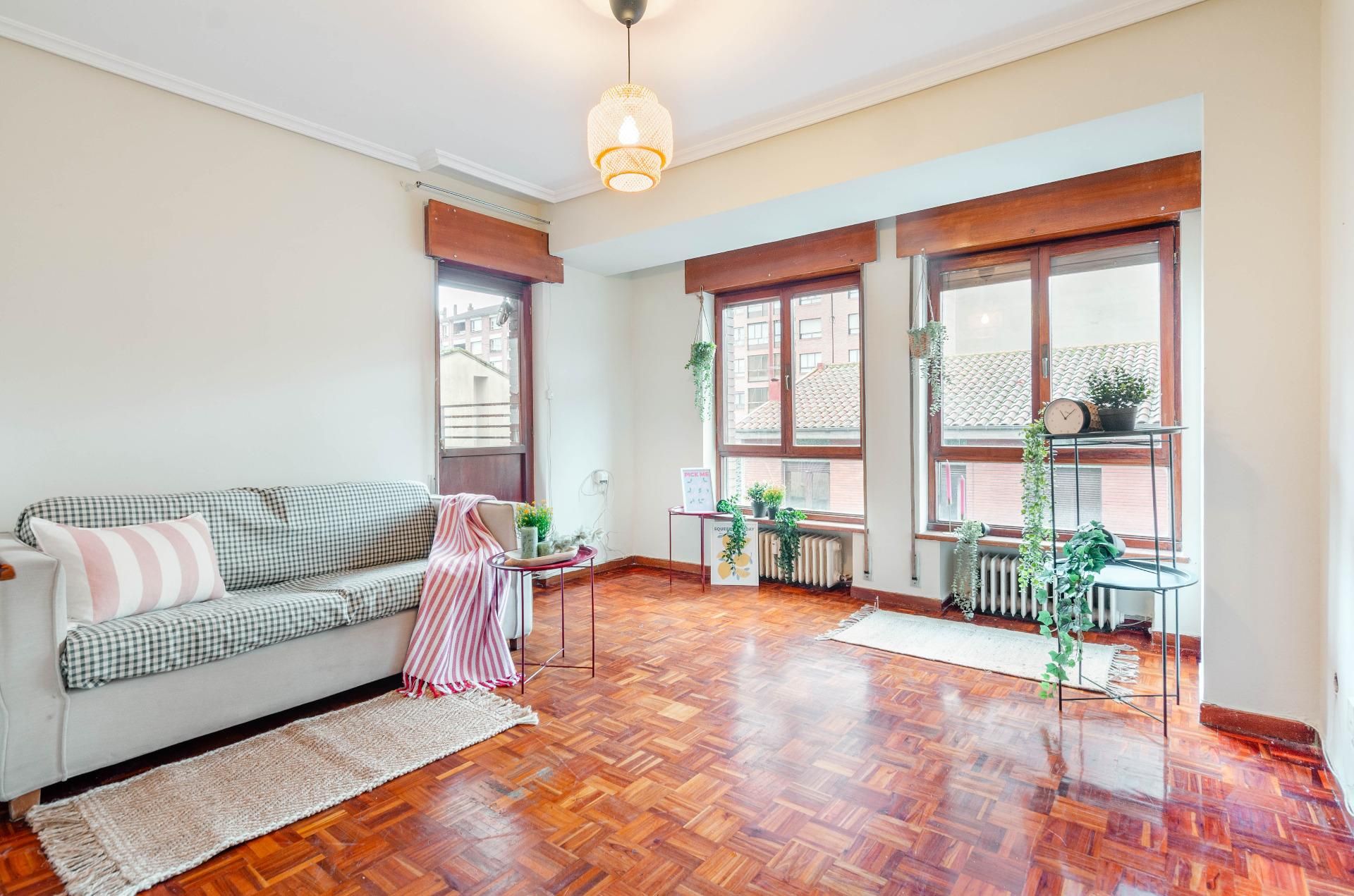 Sala d'estar de Pis en venda en Oviedo  amb Calefacció i Terrassa