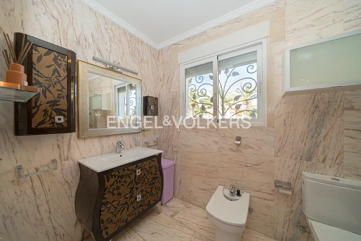 Bany de Casa o xalet en venda en La Nucia amb Aire condicionat, Jardí privat i Piscina