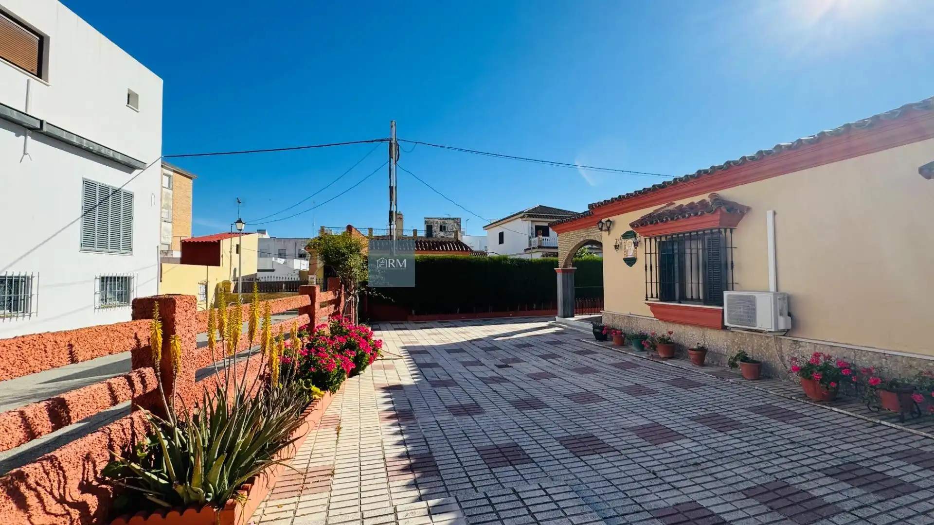 Vista exterior de Casa o xalet en venda en Sanlúcar de Barrameda amb Jardí privat, Terrassa i Traster