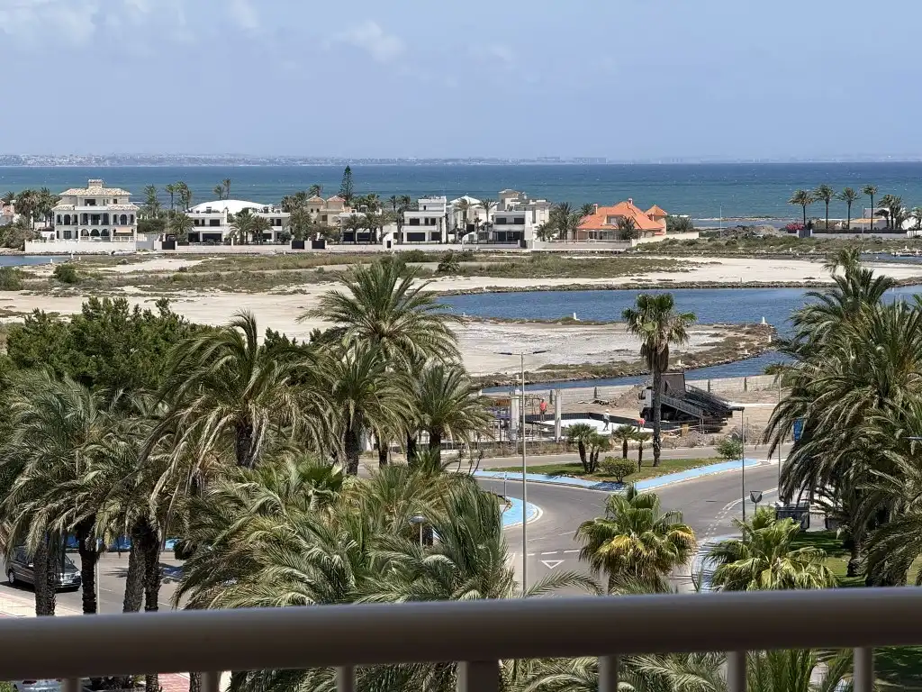 Vista exterior de Apartamento en venta en La Manga del Mar Menor con Piscina