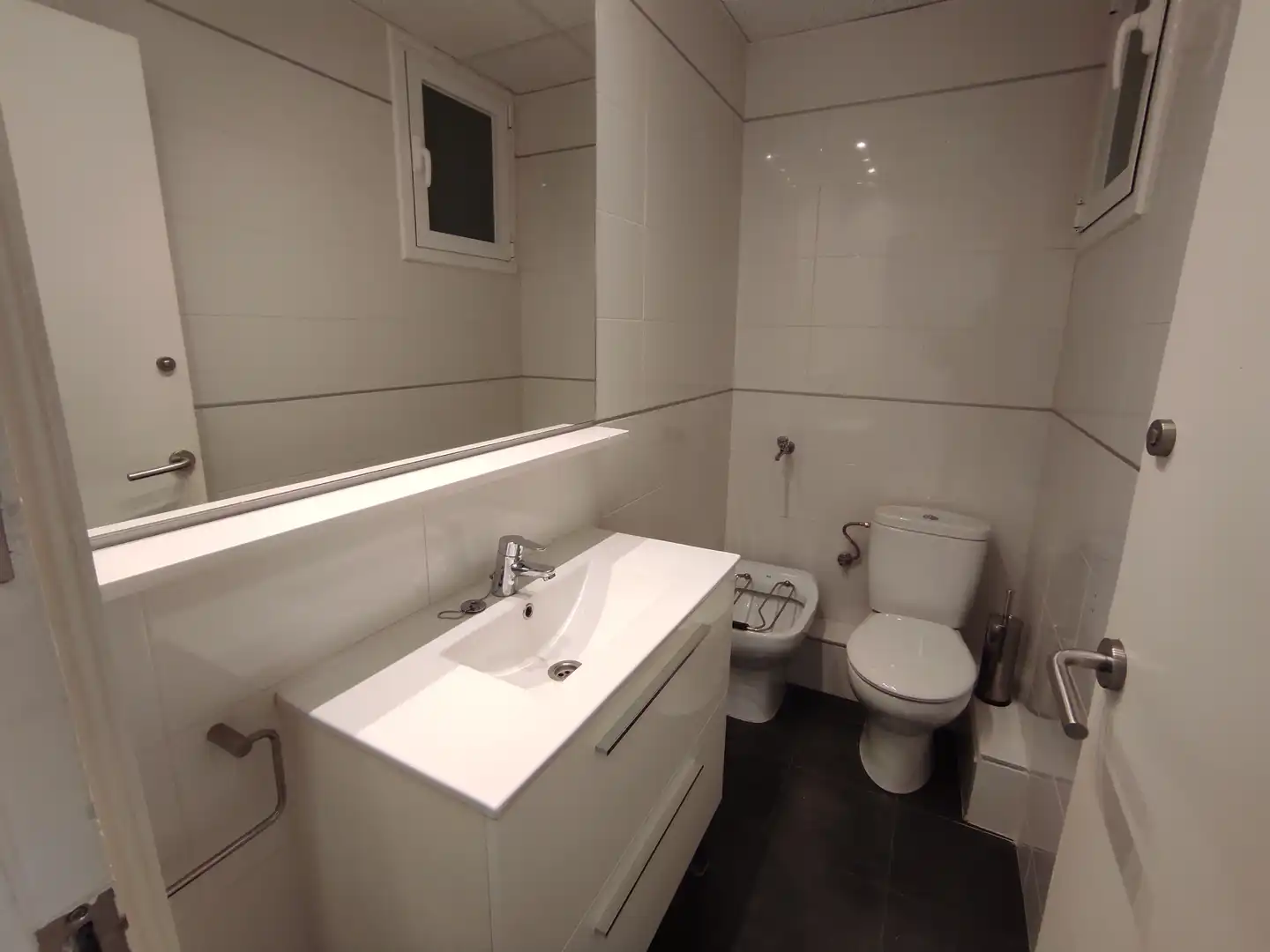 Badezimmer von Büro zur Miete in Barcelona mit Klimaanlage, Heizung und Balkon