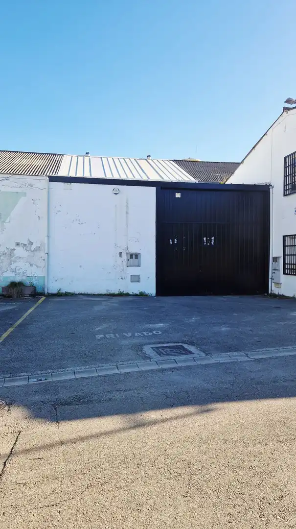 Außenansicht von Fabrikhallen zum Verkauf in Torrelavega 