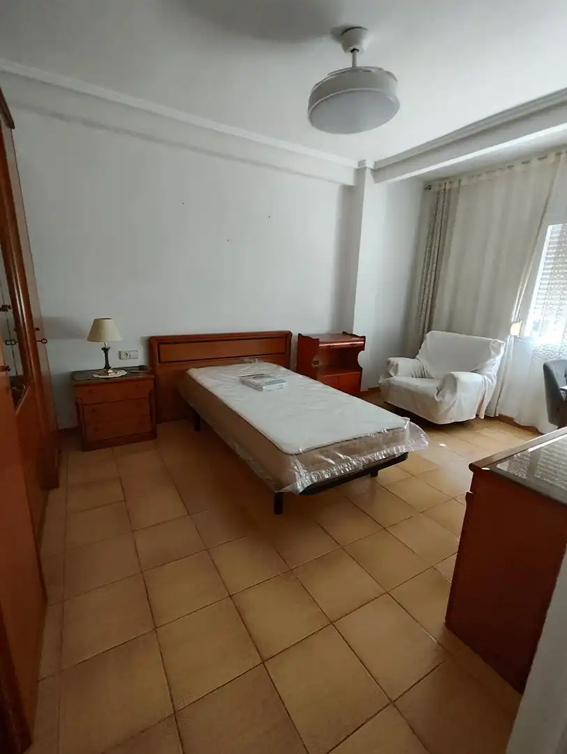 Schlafzimmer von Wohnung zur Miete in Valencia mit Klimaanlage, Heizung und Möbliert