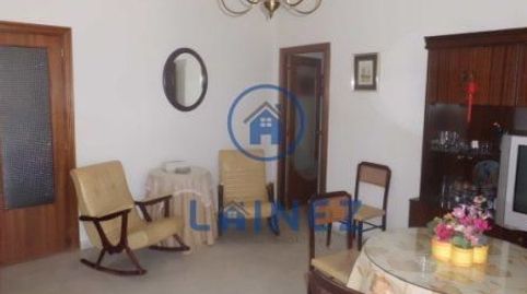 Piso de 75 m2 con un patio que tiene 2 naves con un total de 400 m2. El piso dispone de 2 dormitorios, salón comedor, baño, cocina, imatge 5