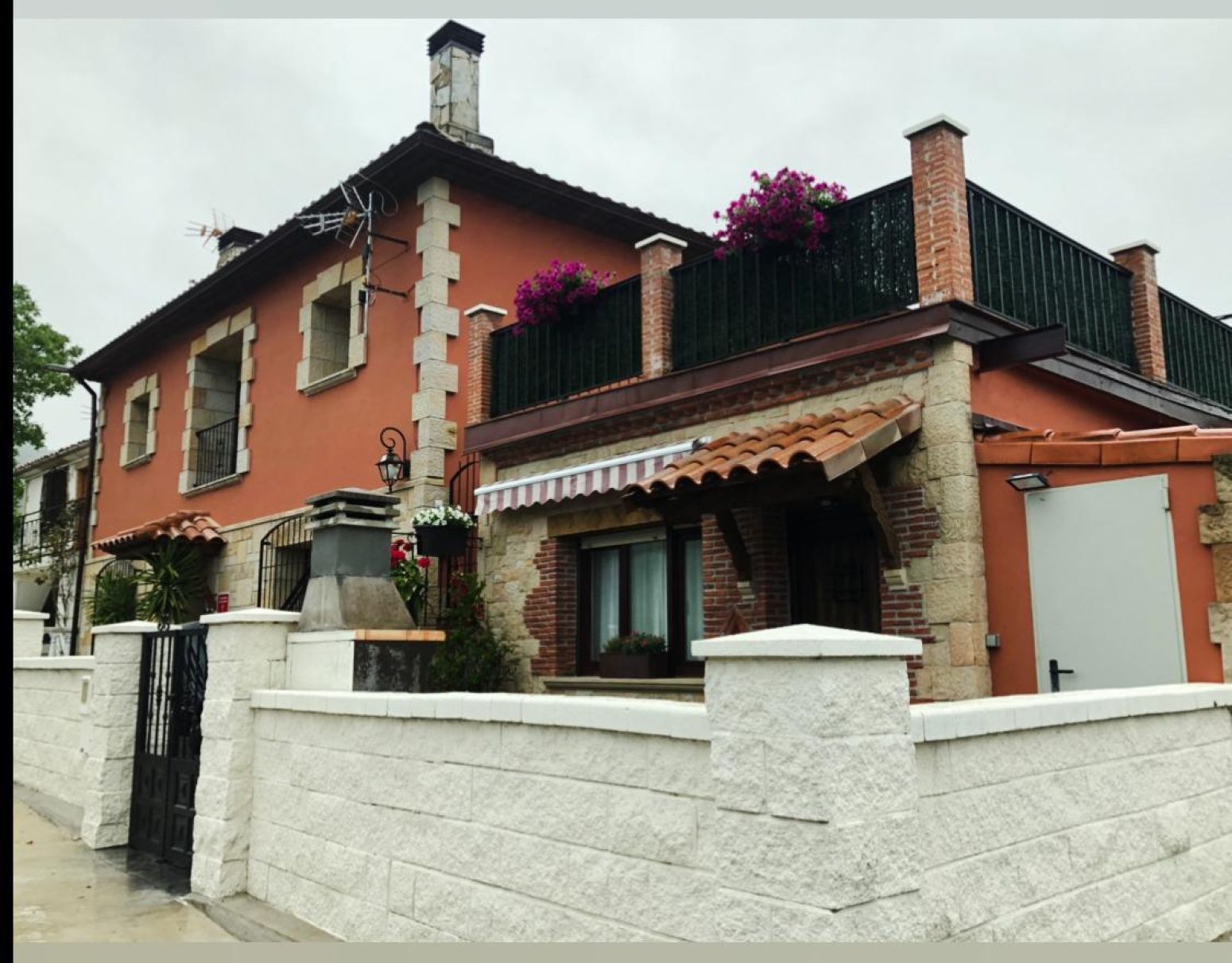 Vista exterior de Casa adosada en venda en Hazas de Cesto amb Calefacció, Terrassa i Moblat