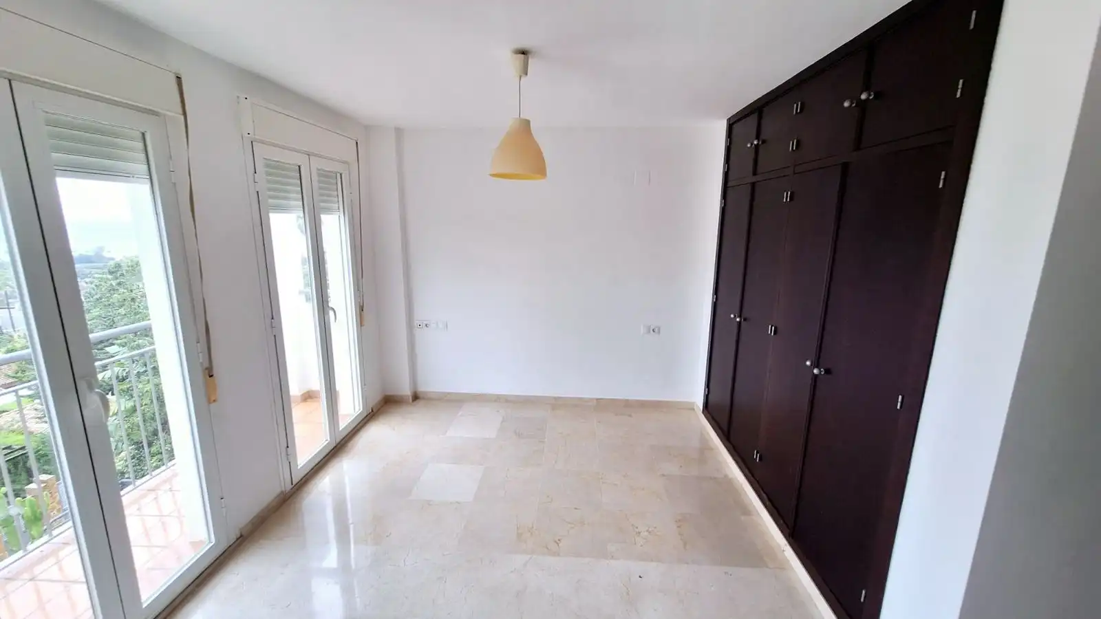 Schlafzimmer von Einfamilien-Reihenhaus zum Verkauf in Manilva mit Klimaanlage, Heizung und Privatgarten