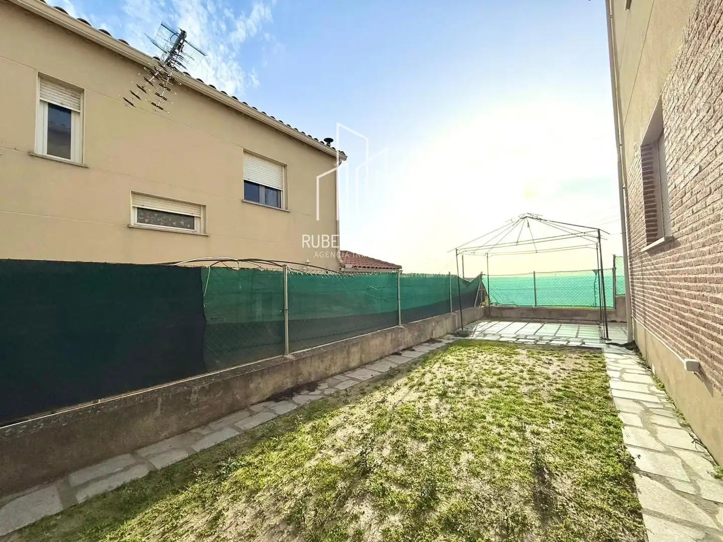 Garten von Einfamilien-Reihenhaus zum Verkauf in Matilla de los Caños del Río mit Heizung, Privatgarten und Terrasse