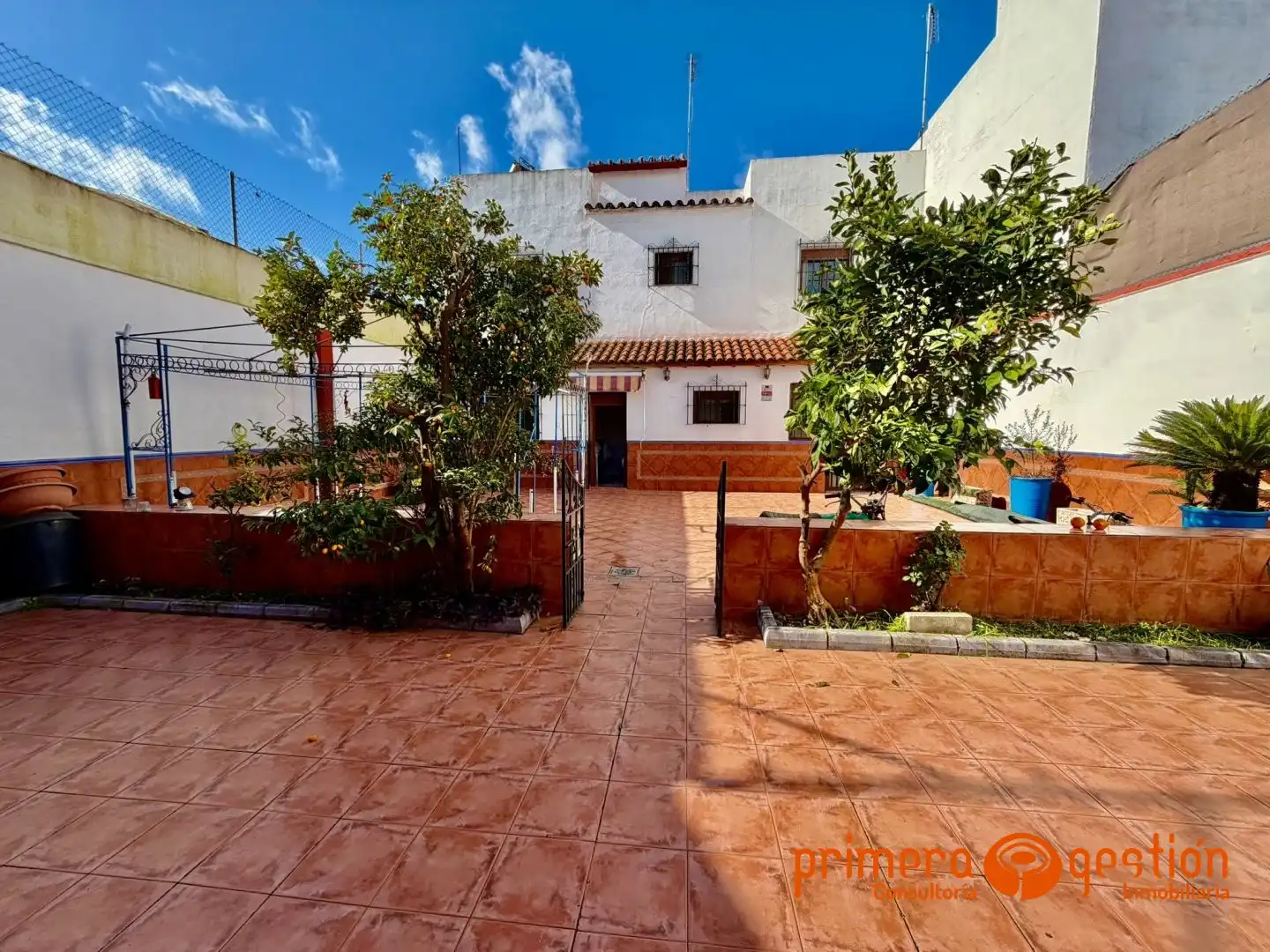 Vista exterior de Casa o xalet en venda en Lora del Río amb Aire condicionat i Calefacció